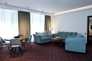 Deluxe suite, 1 kingsize bed, niet-roken, bubbelbad | Luxe beddengoed, Select Comfort-bedden, een kluis op de kamer