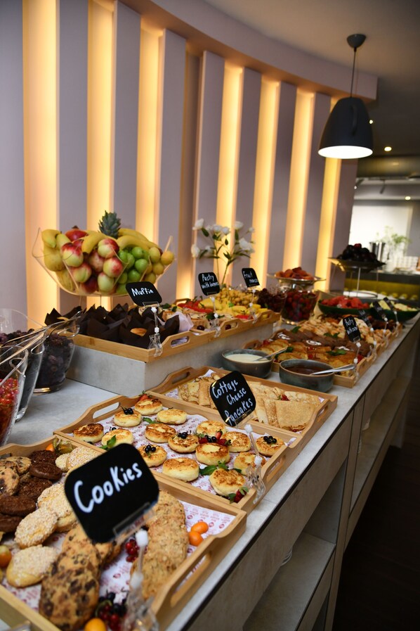 Free daily buffet breakfast