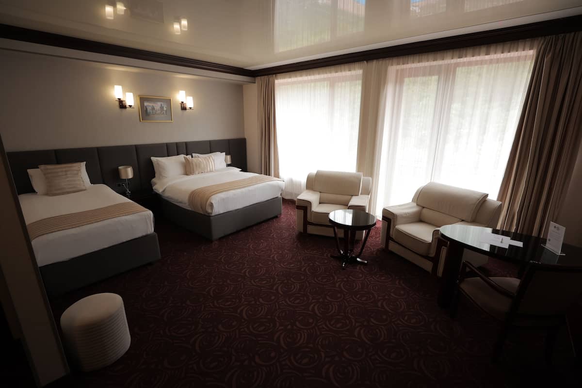 Deluxe Room, 1 King Bed, Non Smoking, Mountain View | Premium bedding, Select Comfort beds, in-room safe, blackout drapes
