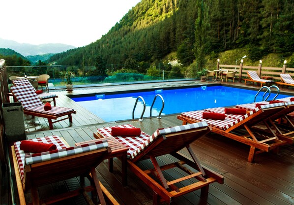 Una piscina cubierta, 2 piscinas al aire libre