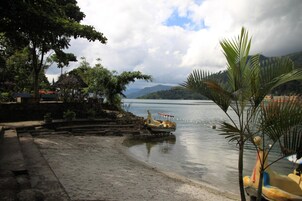 Playa privada, arena blanca, paseos en botes a motor, pesca