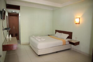 Egyptian cotton sheets, premium bedding, desk, free WiFi