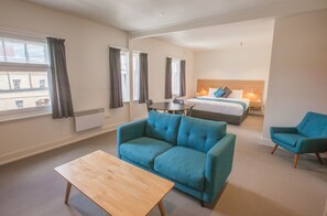 高级房, 1 张特大床 | 办公桌、免费婴儿床、免费 WiFi、床单