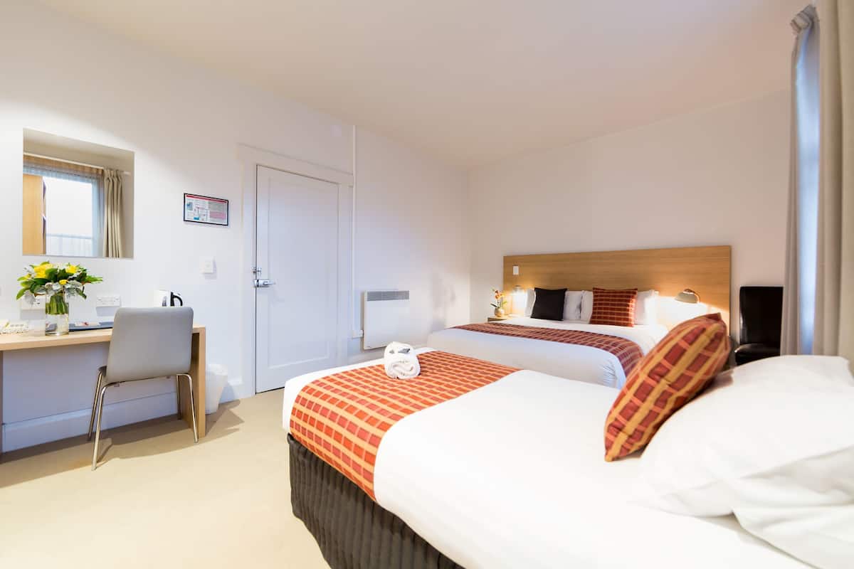Standaard Twin kamer | Een bureau, gratis babybedden, gratis wifi, beddengoed