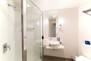 Shower, free toiletries, hair dryer, towels - Customs House Hotel (Hobart)