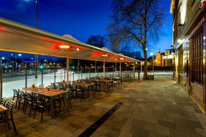 供应早餐、午餐和晚餐，海鲜