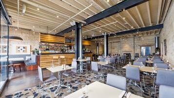 Se sirven desayunos, comidas, cenas y mariscos