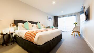 Superior Waterfront King Room | Desk, free cots/infant beds, free WiFi, bed sheets