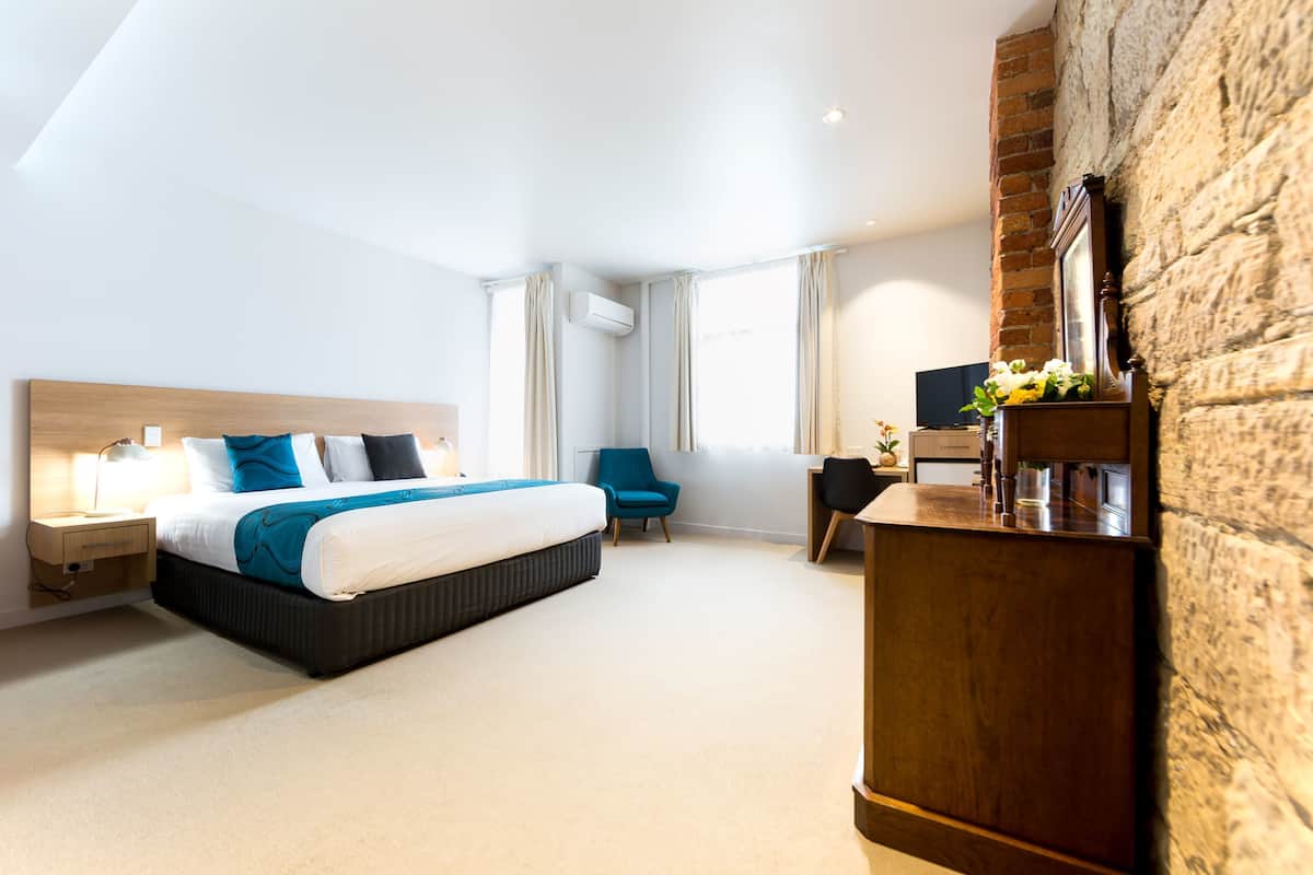 Waterfront King | Desk, cribs (free), WiFi (free), bed sheets