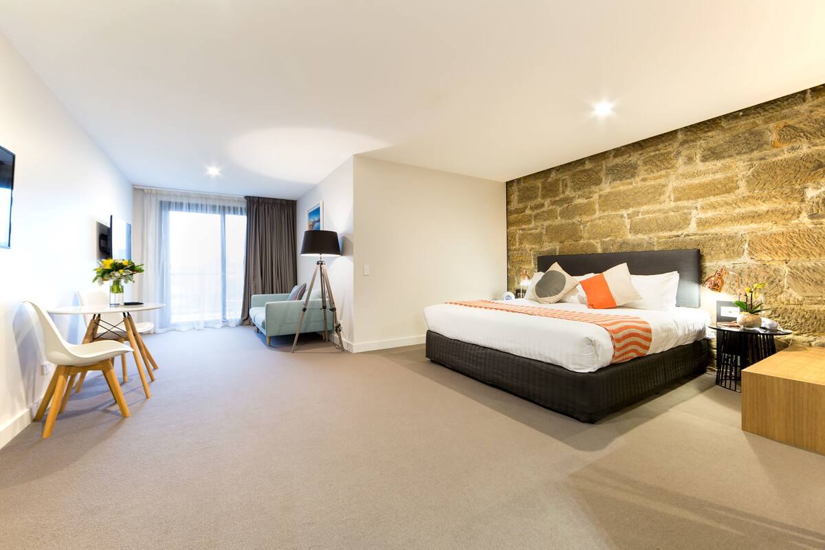 Superior Waterfront King Room | Desk, cribs (free), WiFi (free), bed sheets