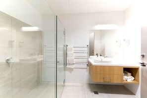 Shower, free toiletries, hair dryer, towels - Customs House Hotel (Hobart)