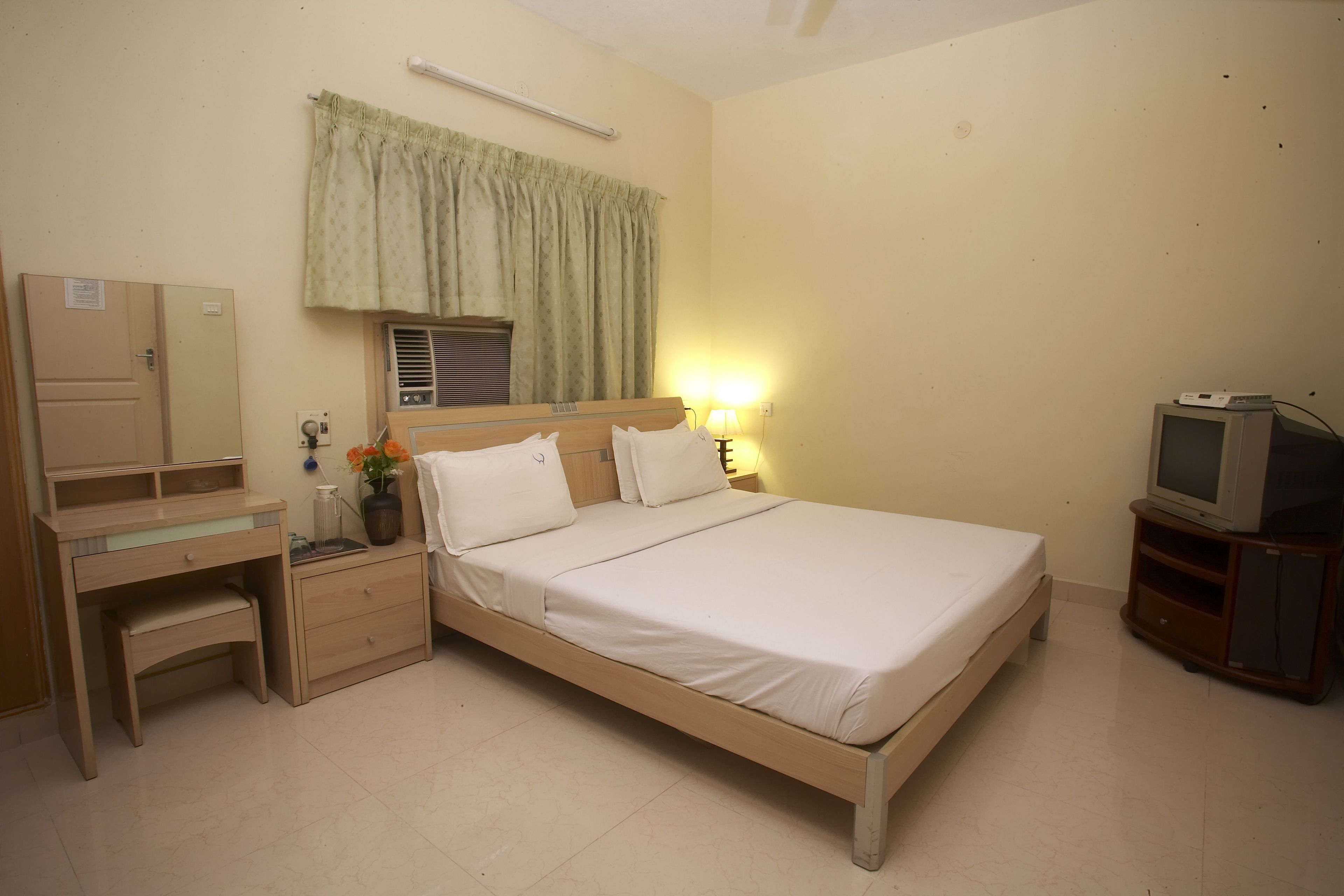 Standard Room | Minibar, iron/ironing board, free WiFi