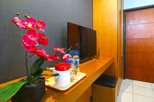 Melati Room | Desk, free WiFi