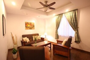 Senior-suite, 1 kingsize-seng | Oppholdsrom