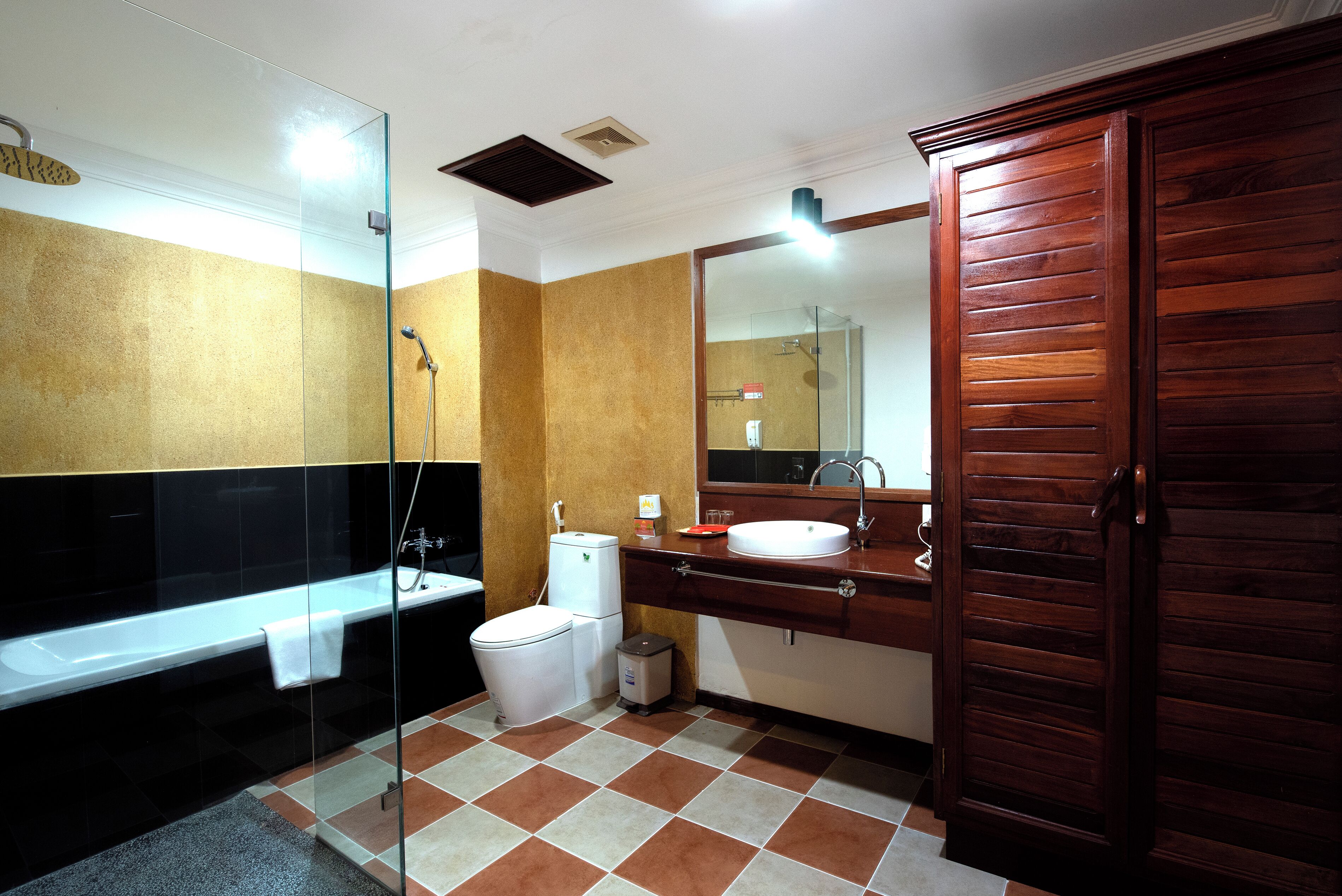 executive suite | bathroom | separate bathtub and shower, deep-soaking bathtub, free toiletries