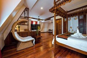 Penthouse Suite | Míníbar, öryggishólf í herbergi, skrifborð, hljóðeinangrun