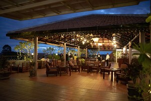 Con vista a la piscina, se sirven almuerzos, cenas y happy hour