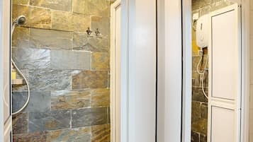Shower, free toiletries, towels