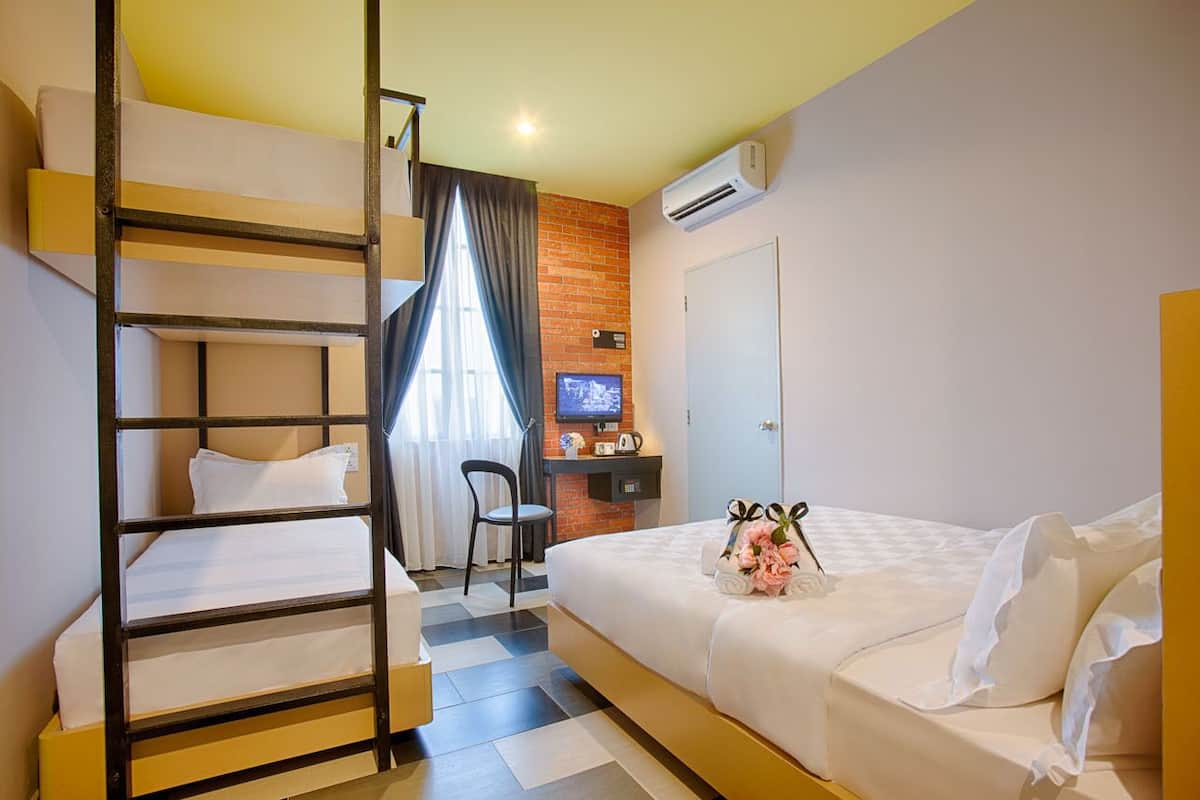 Deluxe Quadruple Room | In-room safe, desk, blackout drapes, free WiFi