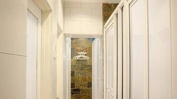 Shower, free toiletries, towels