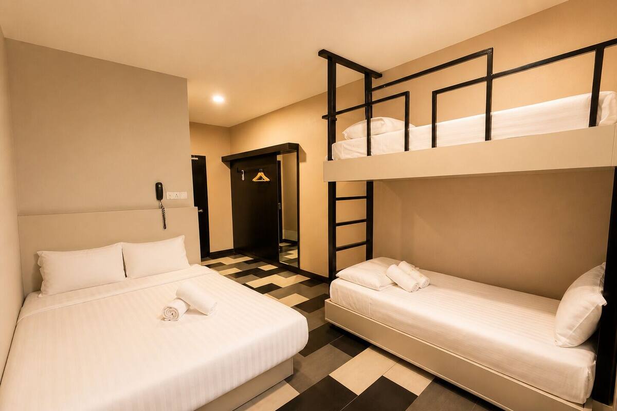 Deluxe Quadruple Room | 객실 내 금고, 책상, 암막 커튼, 무료 WiFi