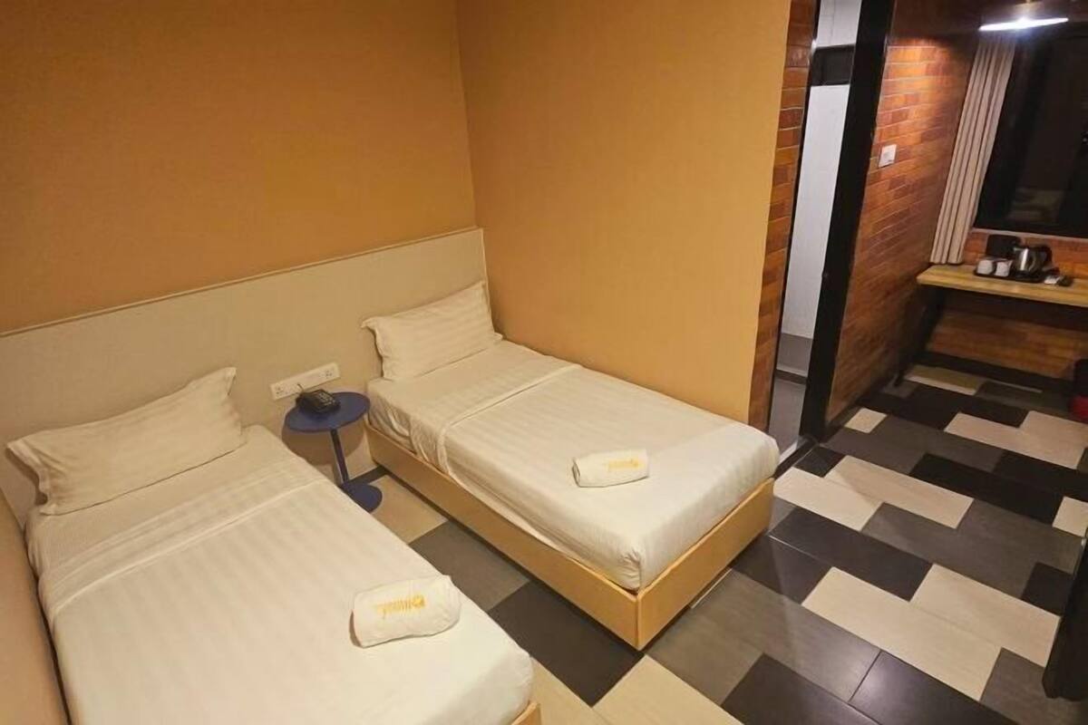 Caja de seguridad en la habitación, escritorio y cortinas blackout