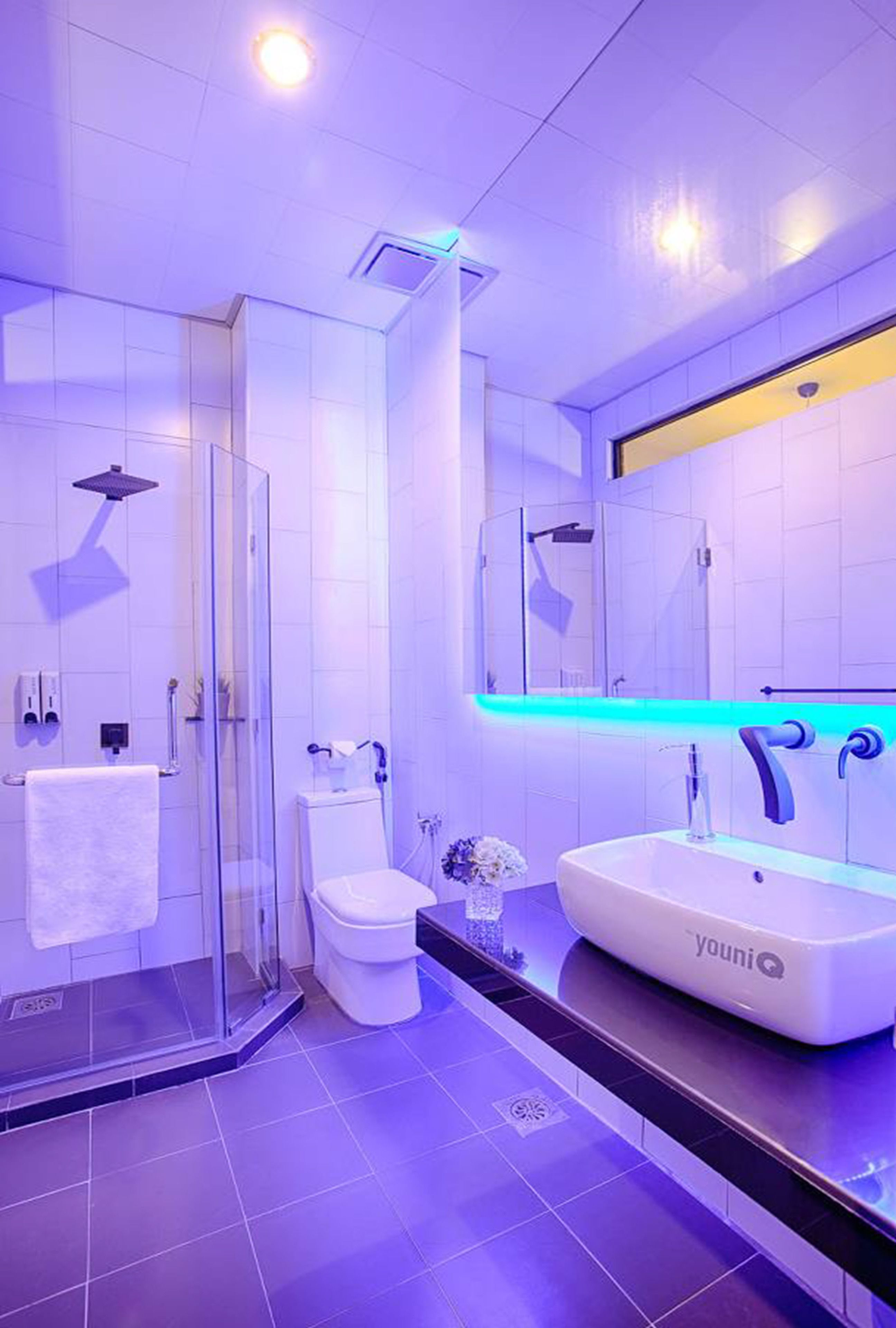 Douche, articles de toilette gratuits, serviettes fournies
