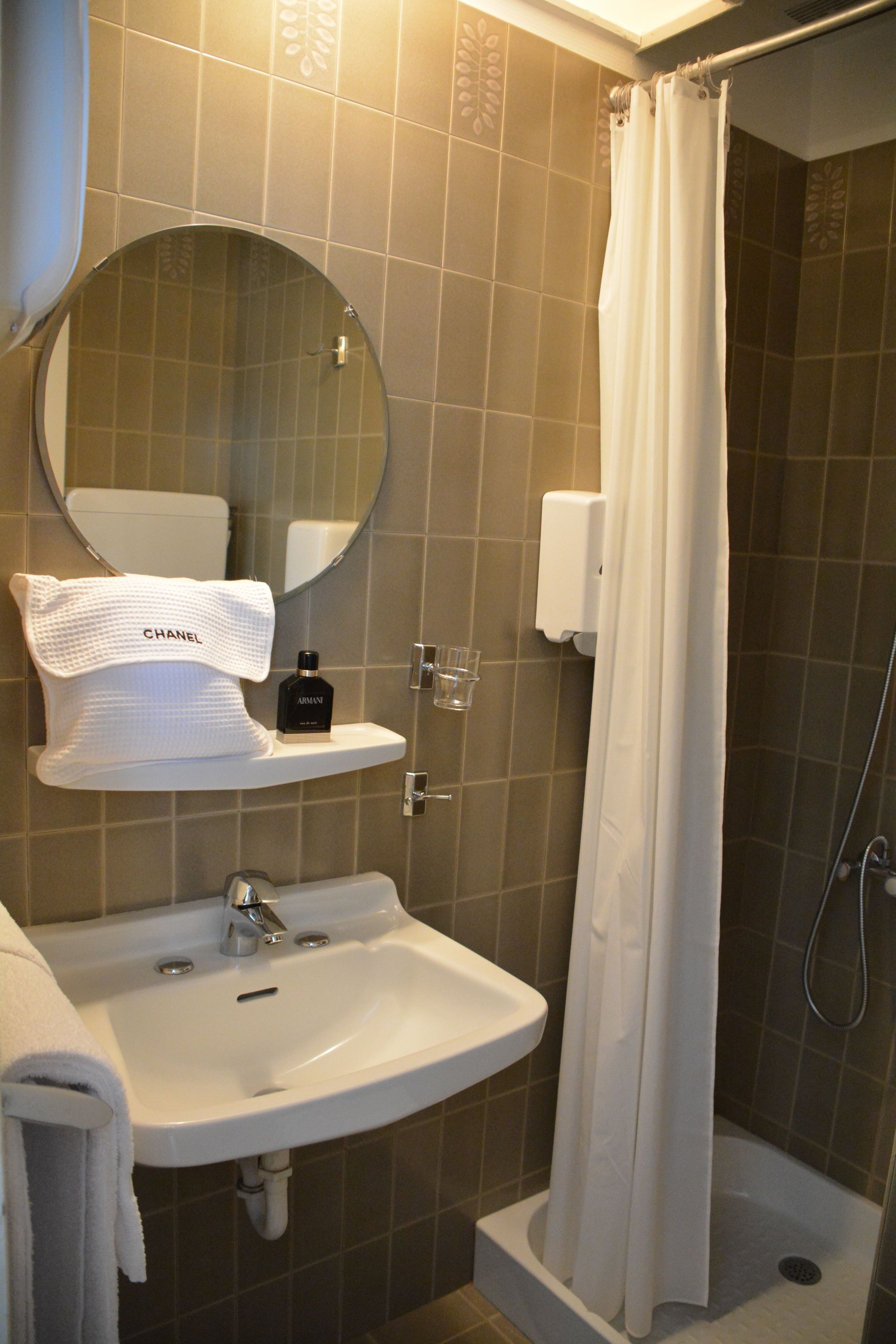 economy double room | bathroom | shower, hair dryer, towels