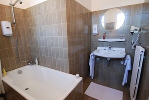 Habitación estándar con 1 cama matrimonial o 2 individuales | Baño | Regadera, secadora de cabello, toallas 