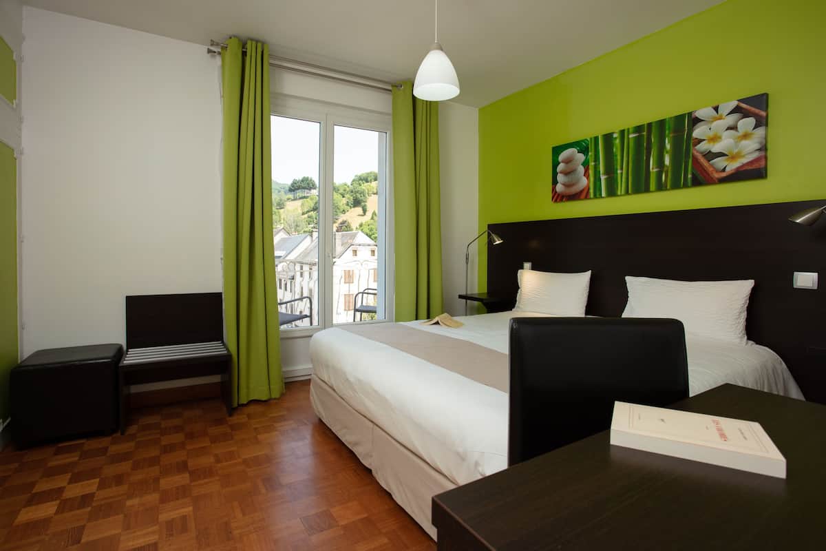 standard double or twin room | desk, blackout curtains, cots/infant beds, rollaway beds