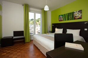 Habitación estándar con 1 cama matrimonial o 2 individuales | Escritorio, cortinas blackout, cunas y camas extra 