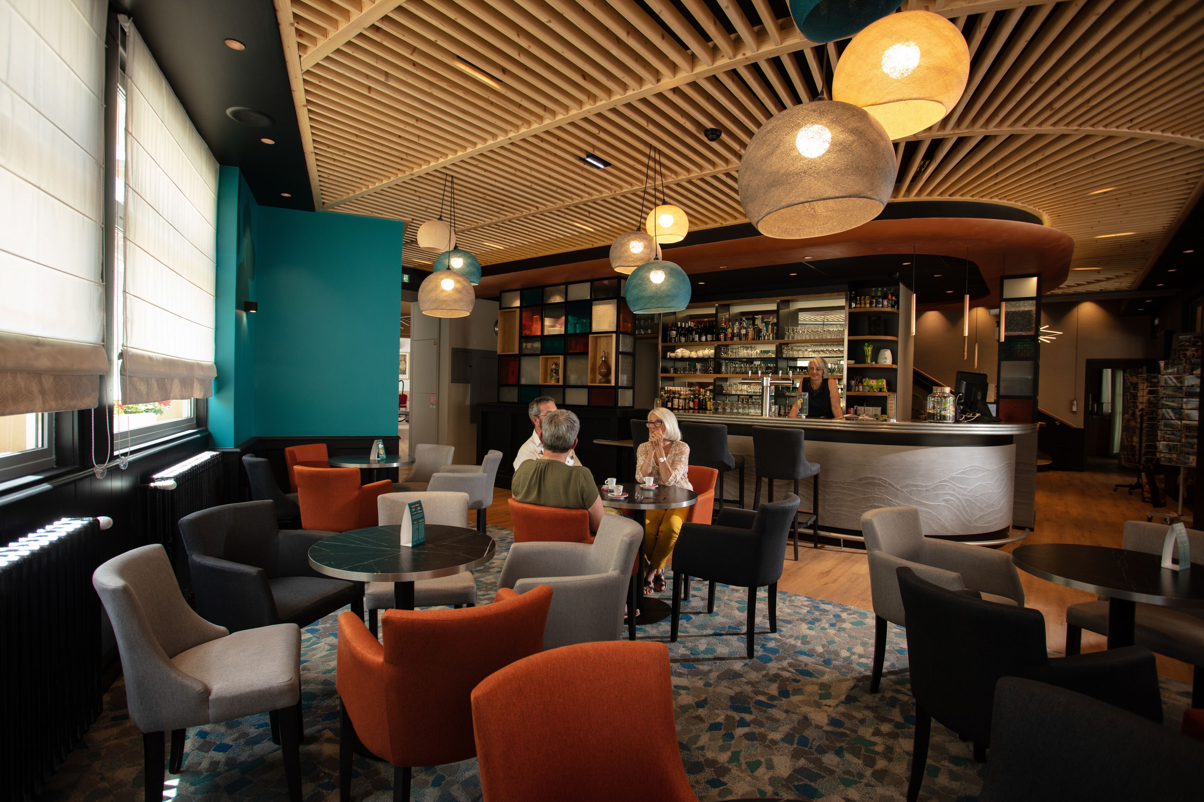Un área de bar moderna con asientos y una barra.