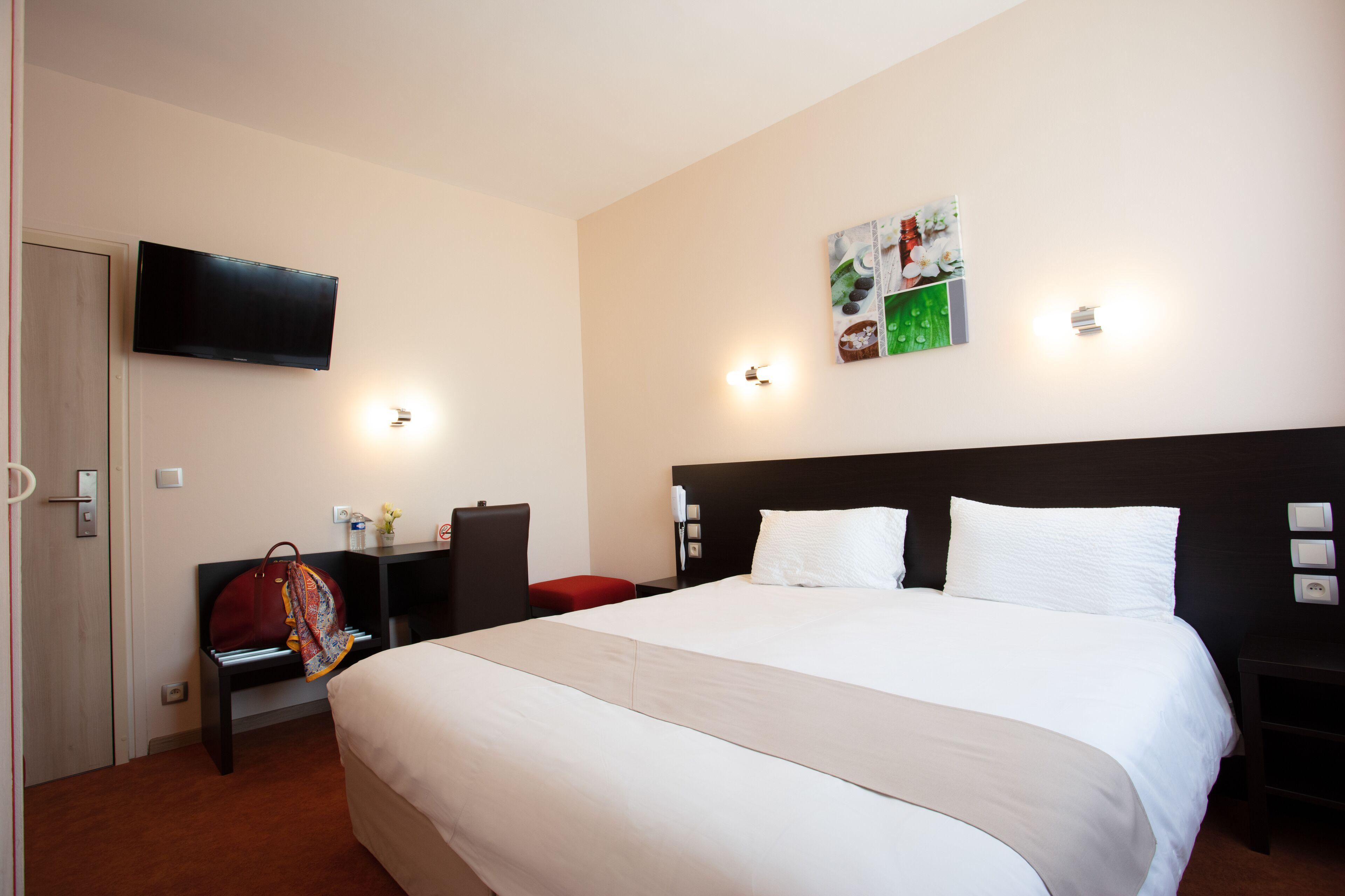 standard double or twin room | desk, blackout curtains, cots/infant beds, rollaway beds