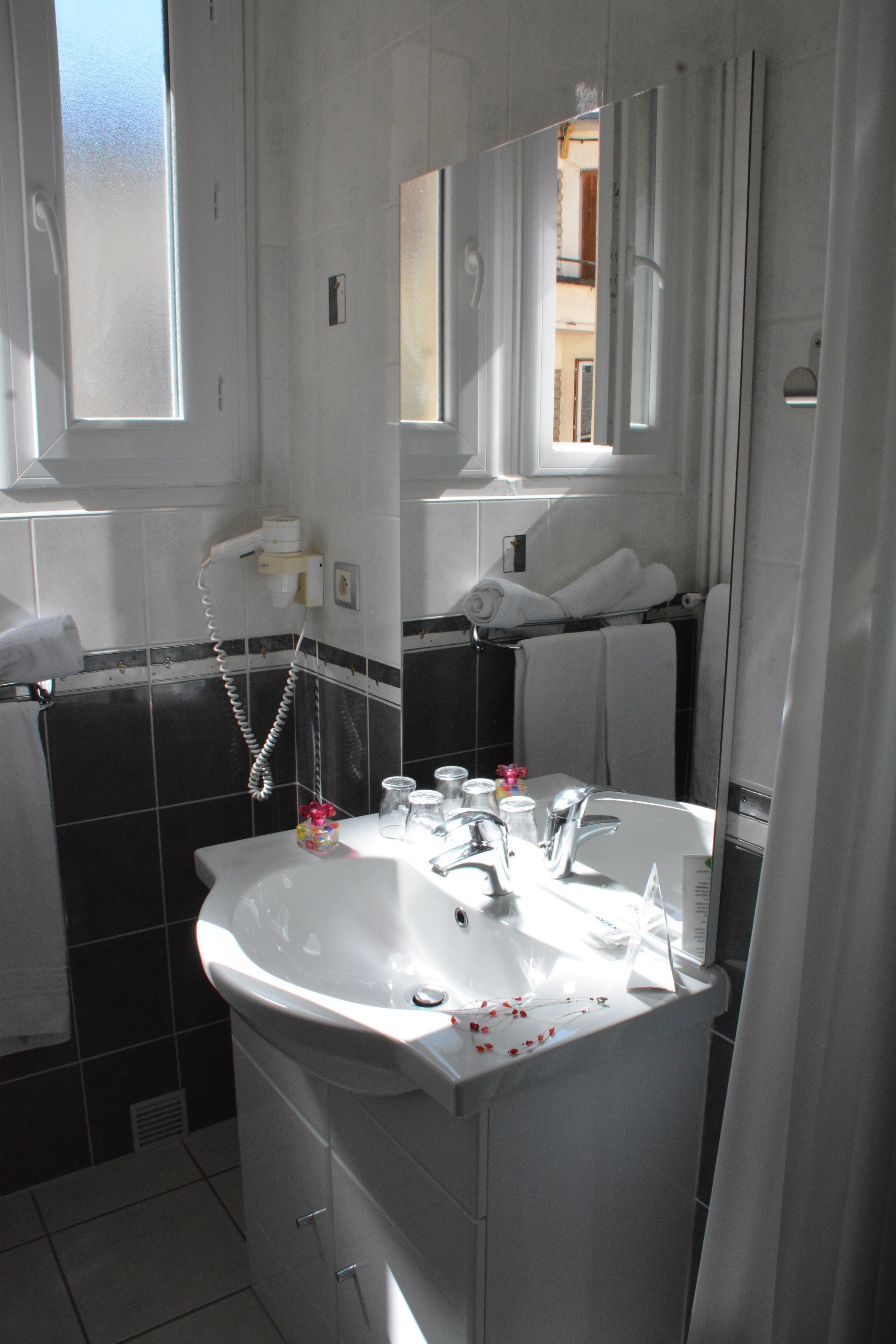 standard triple room | bathroom sink