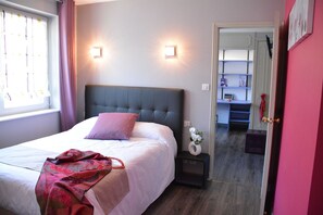Classic Quadruple Room, 2 Bedrooms | Desk, blackout drapes, cribs/infant beds, rollaway beds