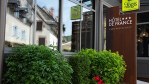 La façade d’un hôtel, avec une enseigne indiquant « Hôtel de France » et « Logis Hôtels & Restaurants ».