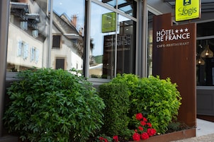 A hotel facade with a sign for 'Hôtel de France' and 'Logis Hotels & Restaurants'.