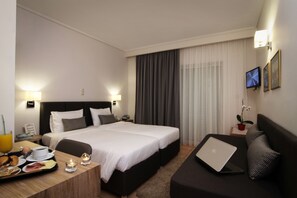 三人房, 阳台 | 客房内保险箱、办公桌、熨斗/熨板、免费婴儿床