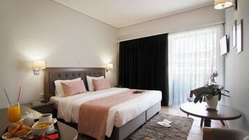 ห้องดับเบิลหรือทวิน, ระเบียง | 1 ห้องนอน, ตู้นิรภัยในห้องพัก, โต๊ะทำงาน, เตารีด/โต๊ะรีดผ้า