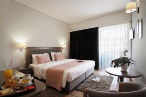 Dobbelt- eller tomannsrom, balkong | Safe på rommet, skrivebord, strykejern/-brett og barnesenger (inkludert)