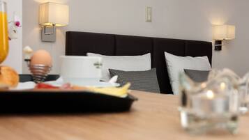 Perhehuone, parveke | Tallelokero huoneessa, työpöytä, silitysrauta/-lauta