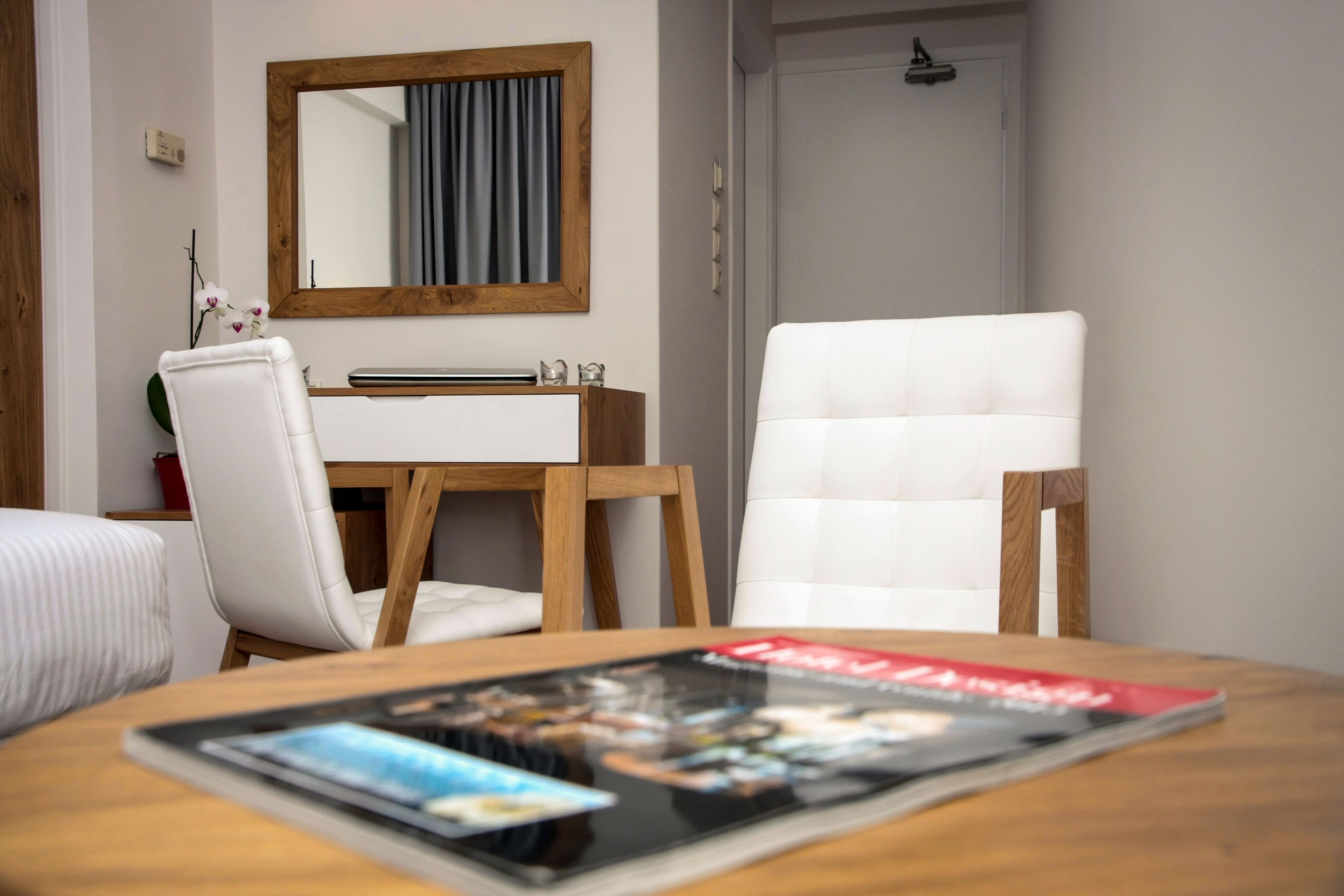 Caja de seguridad en la habitación y escritorio 