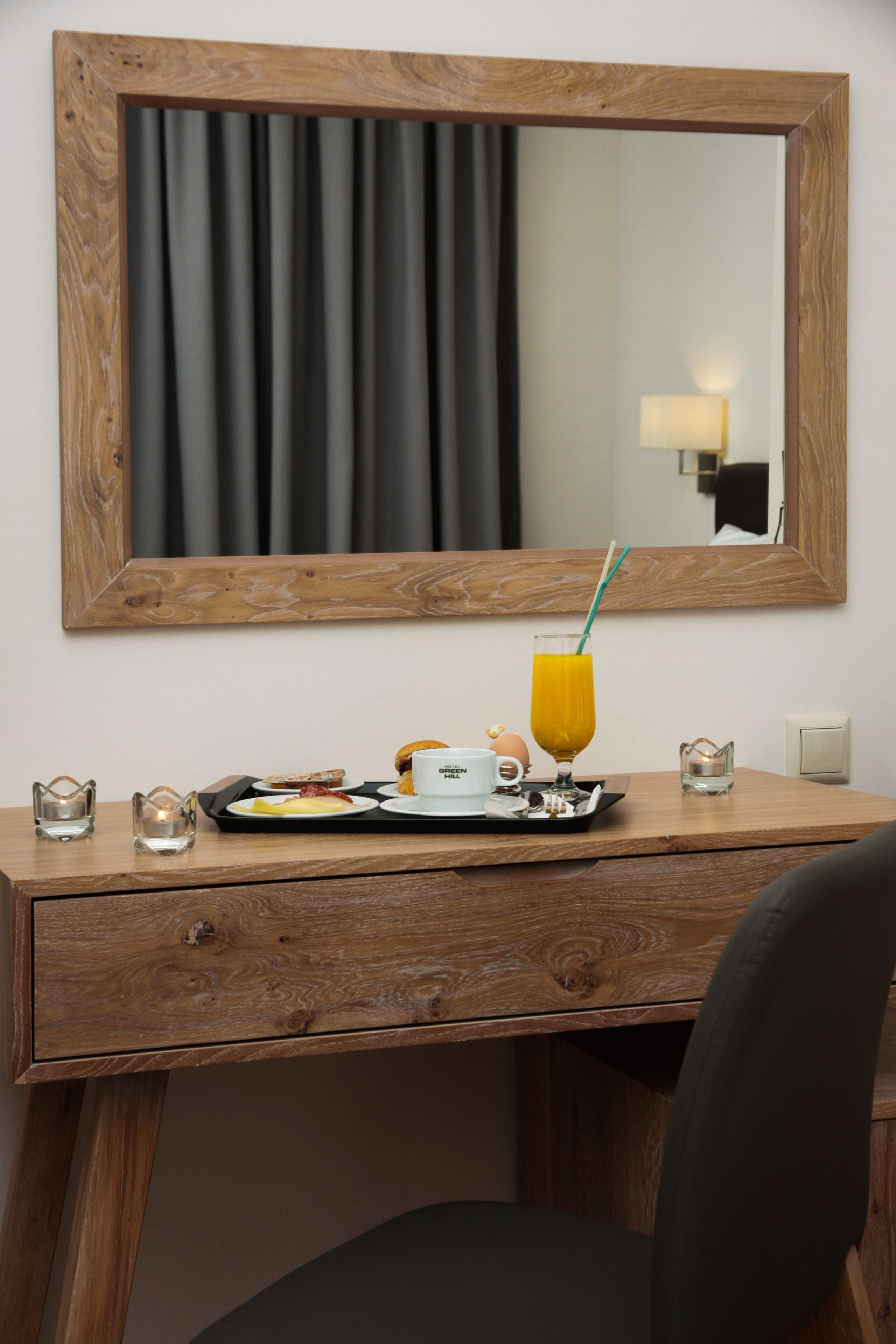 Familjerum - balkong | Värdeförvaringsskåp på rummet, skrivbord och strykjärn/strykbräda