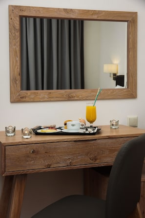 家庭房, 阳台 | 客房内保险箱、办公桌、熨斗/熨板、免费婴儿床