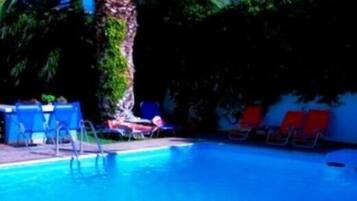 สระว่ายน้ำกลางแจ้งเปิดตามฤดูกาล, ร่มริมสระว่ายน้ำ, เก้าอี้อาบแดดริมสระ