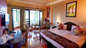 Muebles diferentes, escritorio y cortinas blackout