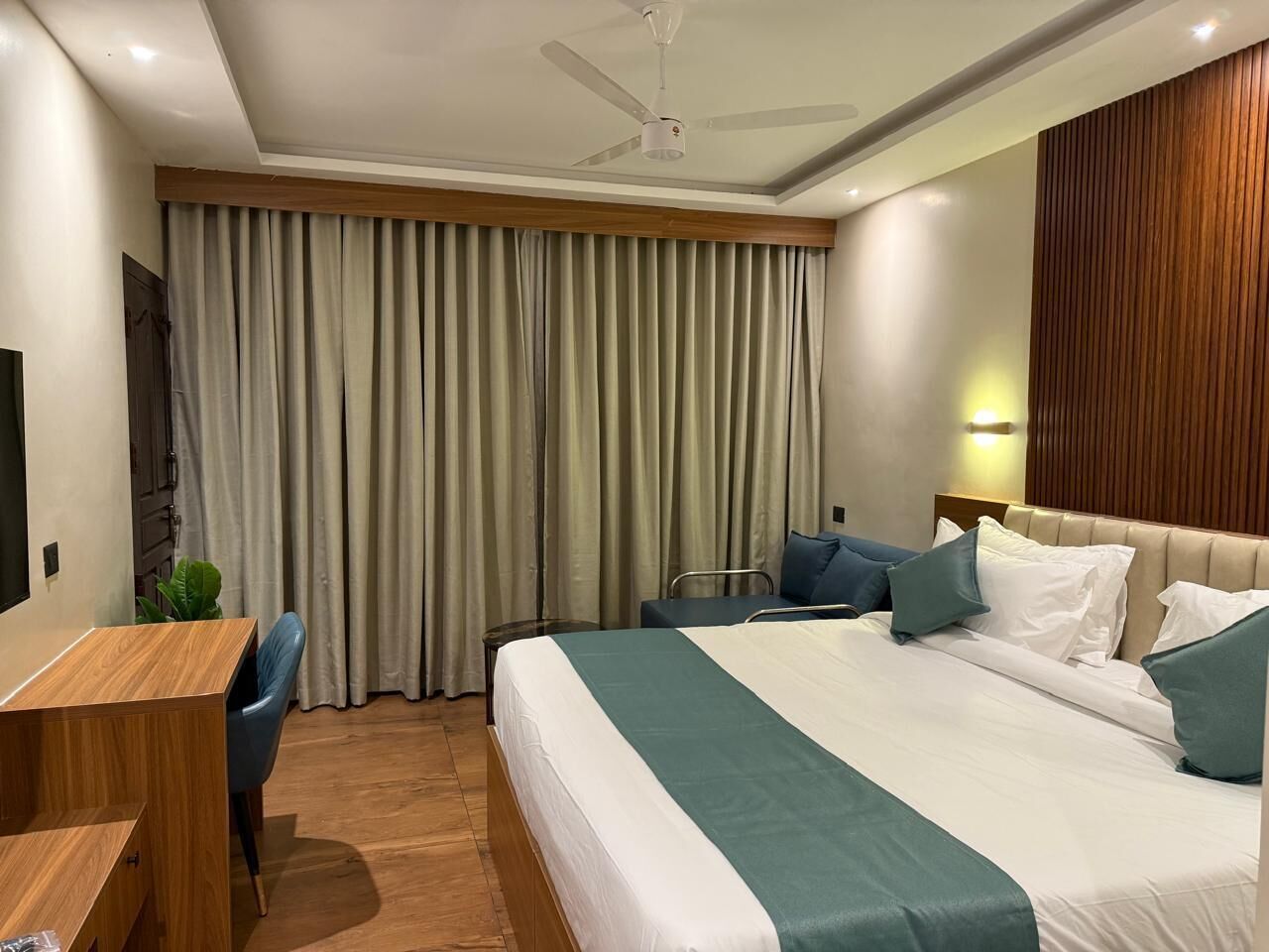Muebles diferentes, escritorio y cortinas blackout 