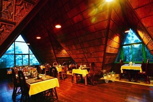 Se sirven desayunos, almuerzos y cocina regional (con vistas al jardín) 