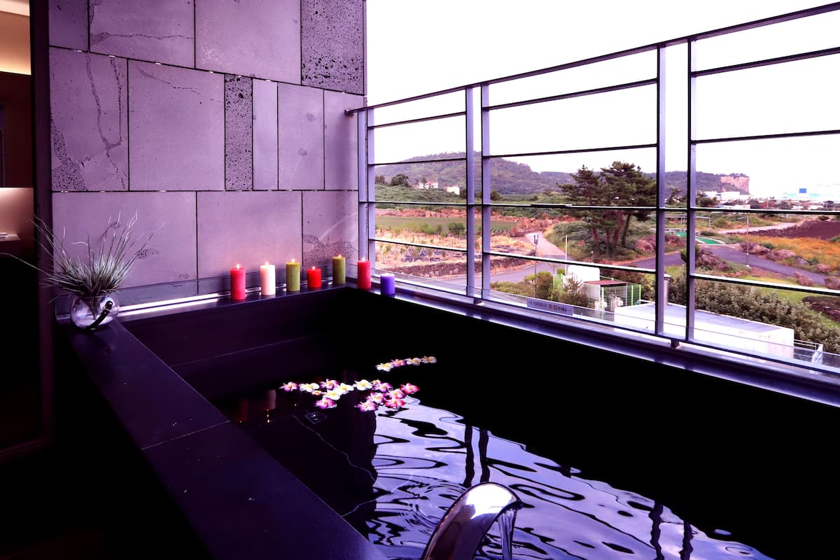 Luxury Suite, 2 Bedrooms, Hot Tub, Ocean View | Jetted bathtub