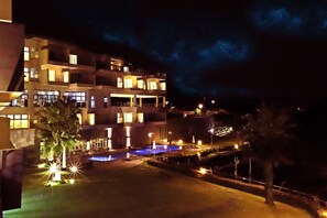 Fassade der Unterkunft – Abend/Nacht